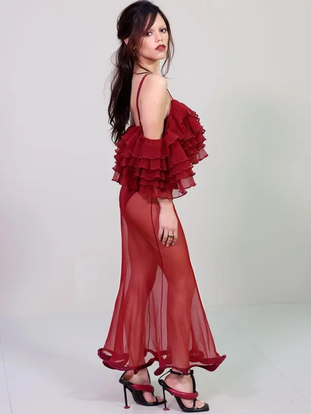 Gaya Glamor Jenna Ortega dengan Gaun Sheer Merah dan Perhiasan Rp166 Juta-an di Paris Fashion Week 2025