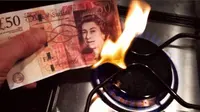 Merasa manusia 'diperbudak' oleh uang, seorang seniman membuat aksi membakar uang.
