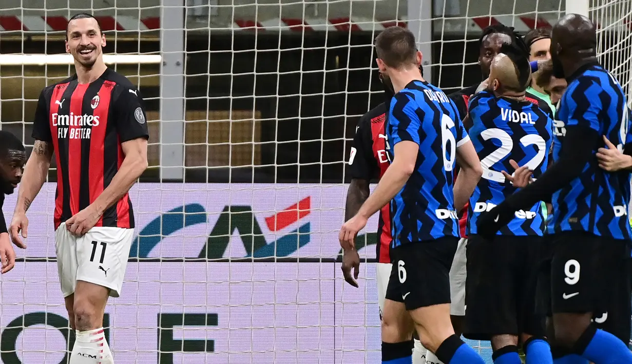 Striker AC Milan, Zlatan Ibrahimovic, bersitegang dengan striker Inter Milan, Romelu Lukaku, pada laga perempat final Coppa Italia di Giuseppe Meazza, Selasa (26/1/2021). Inter Milan menang dengan skor 2-1. (AFP/Miguel Medina)