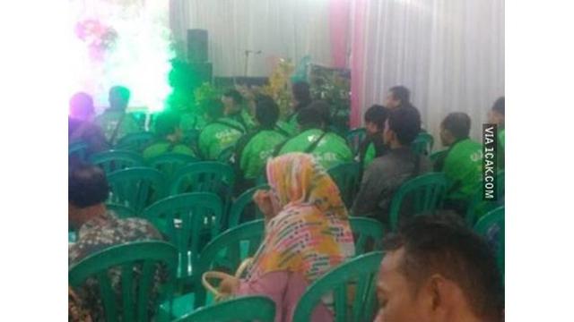 6 Gaya Fashion Tamu Undangan Hadir di Nikahan Ini Bikin Geleng Kepala