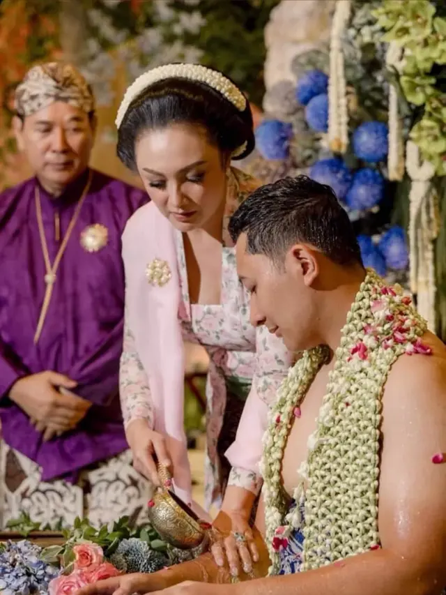 Darma Mangkuluhur saat Prosesi siraman. [@solemnstudios]