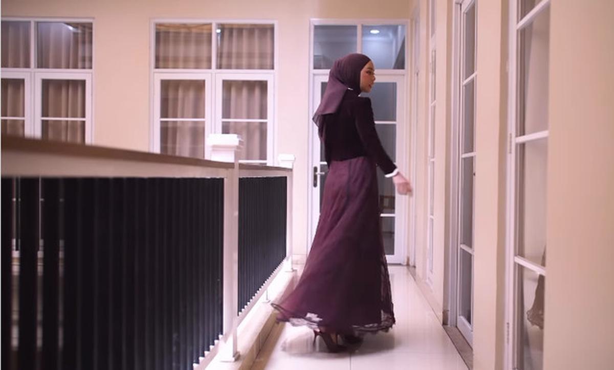 6 Model Dress Dara Arafah saat Lamaran, Anggun dalam Balutan Burgundy Elegan yang Memukau