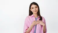 ilustrasi perempuan tersenyum tulus dengan tangan memegang dada/copyright freepik.com/cookie_studio