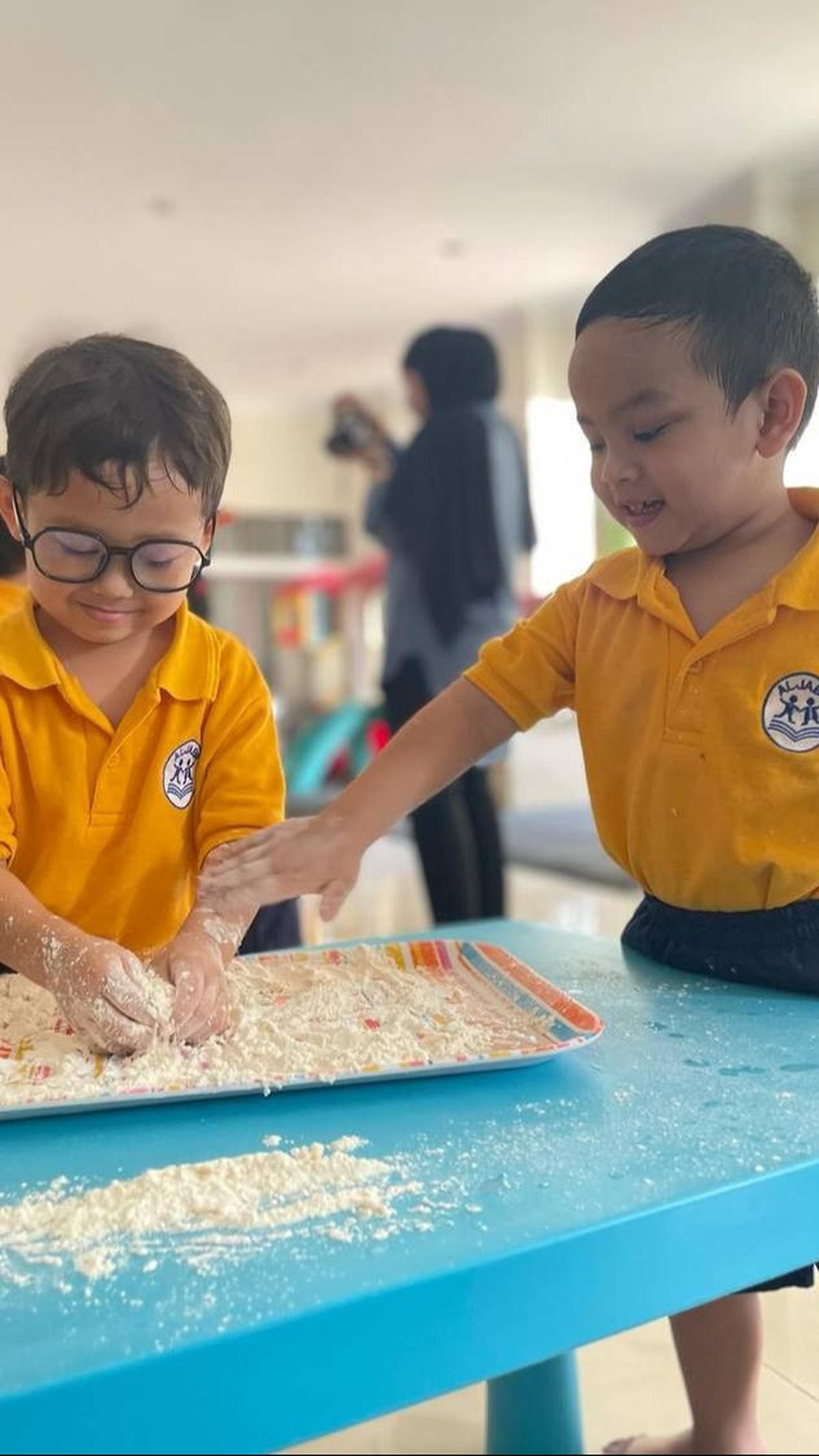 Foto Gala Sky Saat Belajar di Sekolah