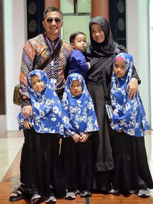 "Tapi alhamdulillah istri saya solehah yang pengertiannya jauh lebih tinggi yang nggak rese masalah waktu," pungkas Irfan Hakim. (Instagram/irfanhakim75)