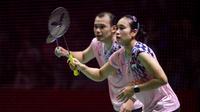 Pebulu tangkis ganda campuran Indonesia, Rinov Rivaldy/Lisa Ayu Kusumawati bersiap menerima servis dari pasangan Jepang, Hiroki Midorikawa/Natsu Saito dalam laga semifinal Indonesia Masters 2025 di Istora Senayan, Jakarta, Sabtu (25/01/2025). (Bola.com/Bagaskara Lazuardi)