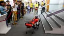 Robot berkaki empat melakukan demonstrasi dalam Konferensi Robot Dunia 2019 di Beijing, China, Selasa (20/8/2019). Acara ini diikuti lebih dari 180 perusahaan dan institusi dari seluruh dunia. (WANG Zhao/AFP)