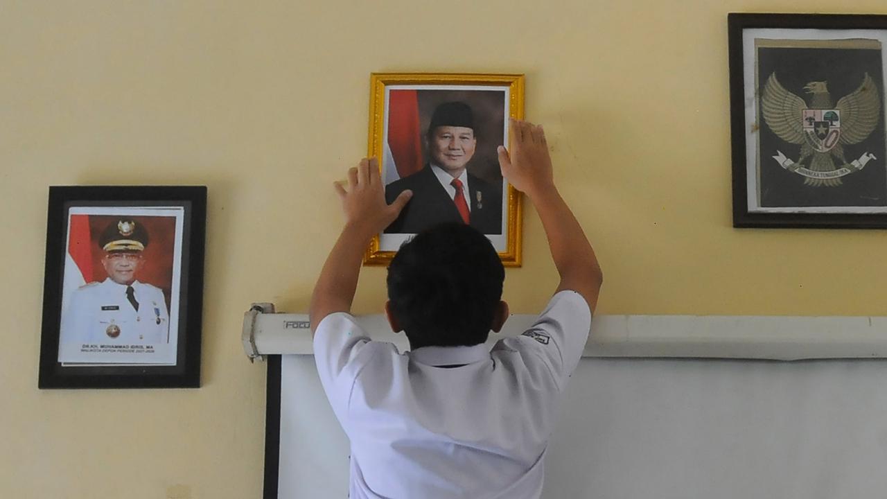 FOTO: Momen Pelajar Mulai Pasang Foto Presiden Prabowo di Ruang Kelas