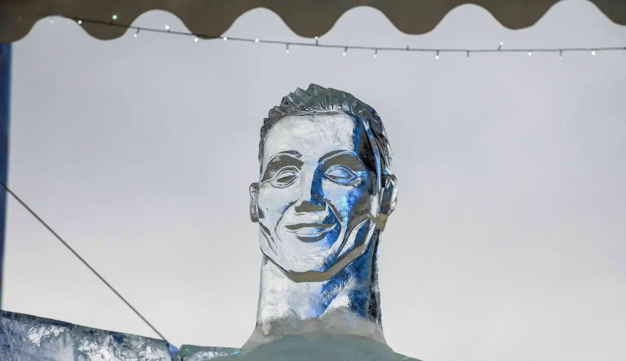 Wajah patung es pemain Real Madrid asal Portugal, Cristiano Ronaldo di festival Patung Es di Park Pobedy, Poklonnaya Gora, Moskow (4/1). Guna menyemarakan Piala Dunia 2018, Lebih dari 40 patung es dibuat, salah satunya Ronaldo. (AFP Photo/Mladen Antonov)
