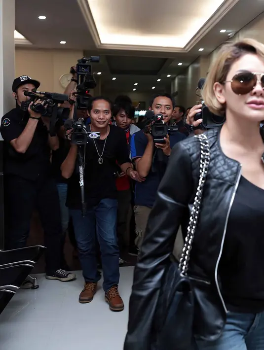 Ibu dua anak itu mengaku lelah. Niki yang merasa tak terlibat pemukulan mengaku lelah dengan pandangan banyak orang selama ini. Ia berharap kasusnya cepat selesai dan terang benderang. (Deki Prayoga/Bintang.com)