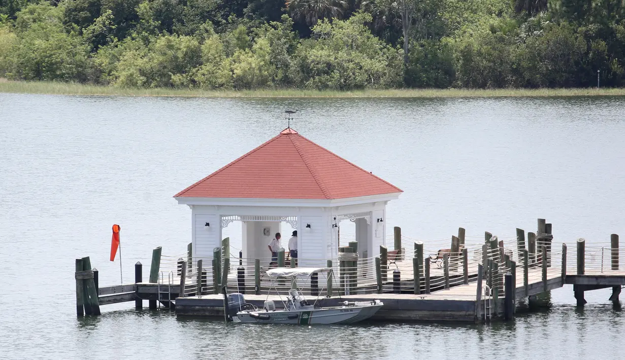 Sebuah perahu terparkir di dermaga Danau Seven Seas Lagoon di Walt Disney World Resort, Orlando, Rabu (15/6). Ayah bocah laki-laki itu bergulat untuk menyelamatkan putranya dari mulut buaya tersebut, namun usaha tersebut tidak berhasil. (Gregg NEWTON/AFP)