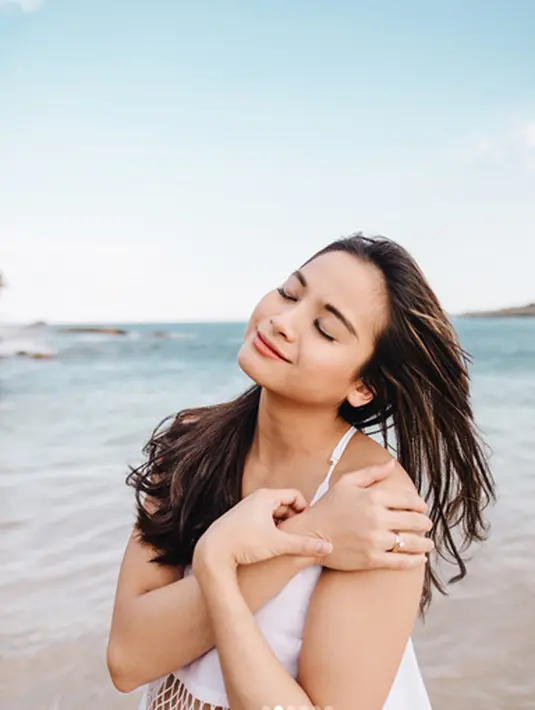 Sama seperti dilakukan banyak selebriti dan masyarakat untuk mengabadikan kehamilannya. Begitu juga Acha Septriasa, beberapa kali mengabadikan kehamilan anak pertamanya. (Instagram/achasinaga)