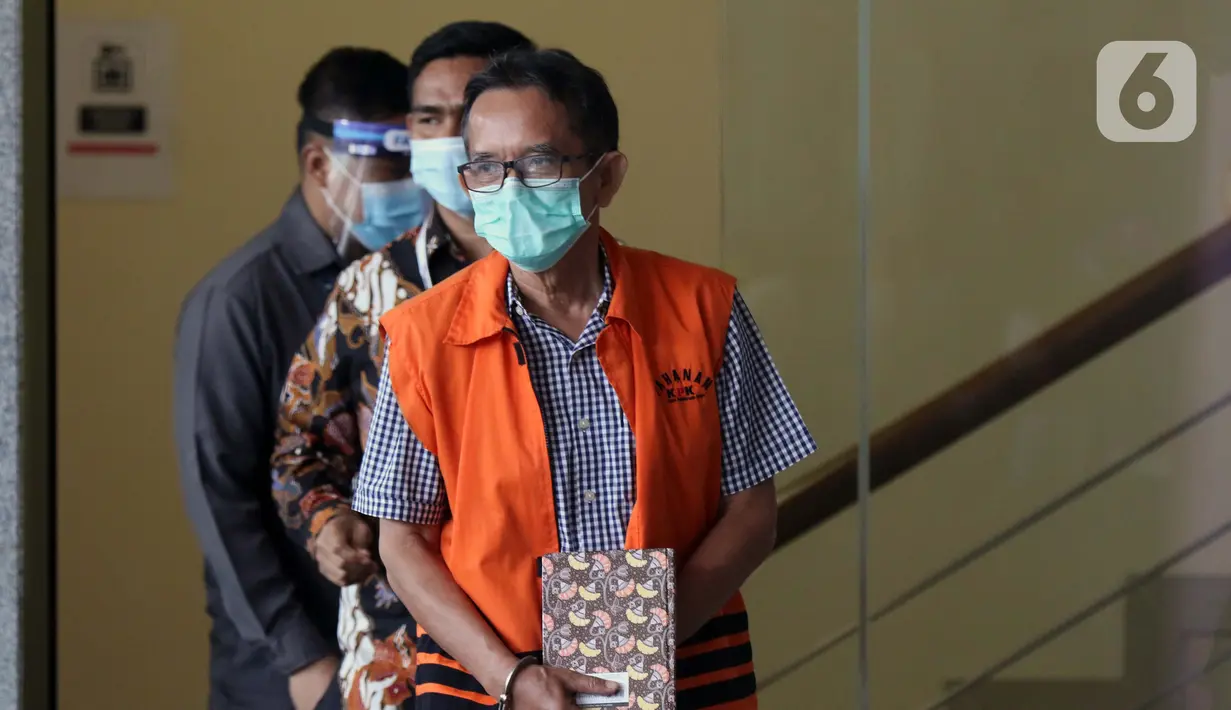 Mantan Direktur Utama PTDI, Budi Santoso (tengah) dikawal petugas jelang meninggalkan Gedung KPK Jakarta, Senin (7/9/2020). KPK memperpanjang masa penahanan Direktur Utama PTDI, Budi Santoso. (Liputan6.com/Helmi Fithriansyah)