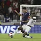 Gelandang Al Ain, Tongo Doumbia, memperebutkan bola dengan pemain River Plate, Exequiel Palacios, pada semifinal Piala Dunia Antarklub 2018 di Stadion Hazza Bin Zayed, Uni Emirat Arab, Selasa (18/12/2018). (AP Photo/Kamran Jebreili)