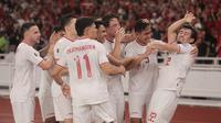 Para pemain Timnas Indonesia merayakan gol kedua ke gawang Filipina yang dicetak Rizky Ridho (kedua kanan) pada laga terakhir Grup F putaran kedua kualifikasi Piala Dunia 2026 Zona Asia di Stadion Utama Gelora Bung Karno (SUGBK) Senayan, Jakarta, Selasa (11/6/2024). (Bola.com/M Iqbal Ichsan)