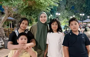 Oki Setiana Dewi Bagikan Momen Hangat Bersama Anak di Kairo