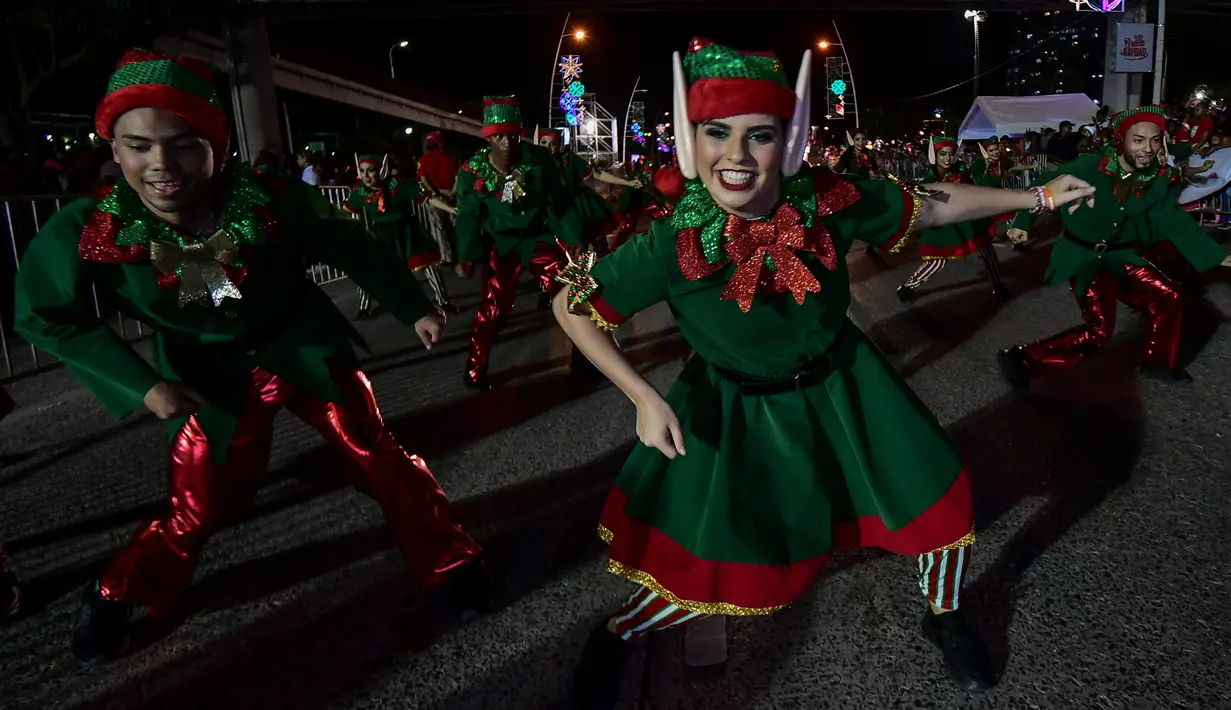 Sejumlah penari beraksi selama parade Natal di Panama City (16/12). Warga Panama tengah mempersiapkan diri menyambut datangnya Natal 2018 yang jatuh pada tanggal 25 Desember. (AFP Photo/Luis Acosta)