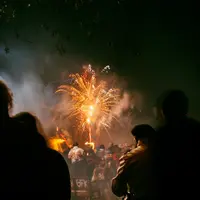 Menyambut tahun baru selalu identik dengan sebuah resolusi, tak terkecuali untuk hubungan asmara. (Foto: pexels.com)