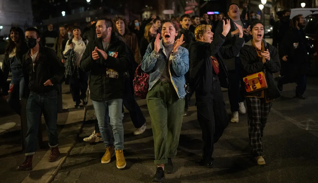 Para pengunjuk rasa berkumpul di pusat Kota Paris pascapemungutan suara dan bentrok dengan polisi. Mereka meneriakkan slogan-slogan menentang pemerintah dan membakar sampah. (AP Photo/Daniel Cole)