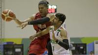 Valentino Wuwungan berduel dengan Bukankere Khrisne Gowda asal India pada turnamen invitasi sebagai ajang test event Asian Games 2018 di Hall Basket Senayan pada Jumat (9/2/2018) (Bola.com/Peksi Cahyo)