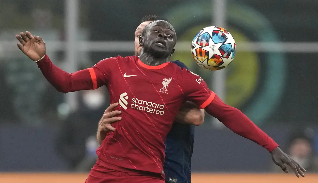 Penyerang Liverpool Sadio Mane mengontrol bola melewati bek Inter Milan Stefan de Vrij pada leg pertama babak 16 besar Liga Champions di Stadion Giuseppe Meazza, Milan, Kamis dini hari WIB (17/2/2022). Melawat ke markas Inter Milan,  Liverpool menang 2-0. (AP Photo/Antonio Calanni)