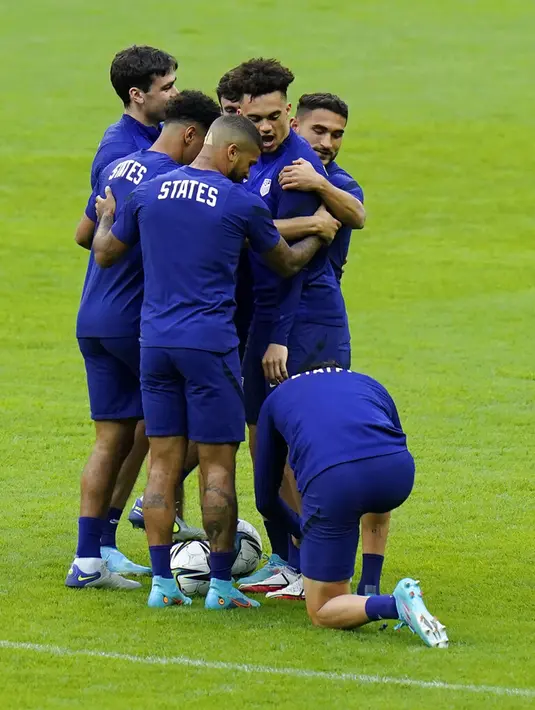 Pemain Amerika Serikat saat sesi latihan jelang melawan Meksiko pada pertandingan kualifikasi Piala Dunia 2022 di Stadion Azteca, Mexico City, Meksiko, 23 Maret 2022. (AP Photo/Eduardo Verdugo)