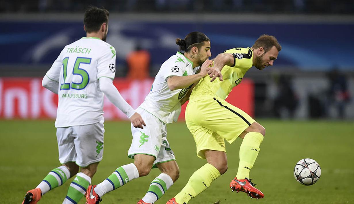 Striker Gent, Laurent Depoitre, mencoba melewati bek sayap Wolfsburg, Ricardo Rodriguez. Kekalahan di kandang membuat Gent kian sulit melangkah ke 1/4 final mengingat pada leg kedua mereka harus bertandang ke Jerman. (AFP/John Thys)