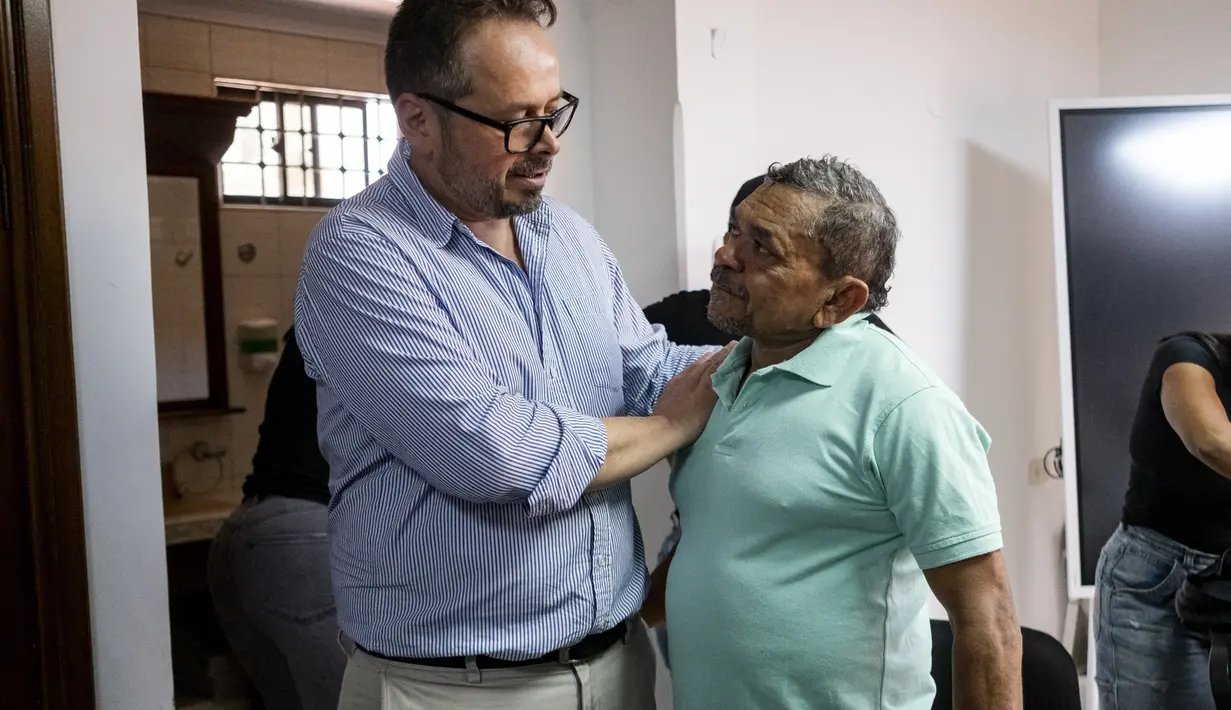 Manuel Diaz pun langsung dibawa menggunakan helikopter ke Valledupar. (AP Photo/Ivan Valencia)