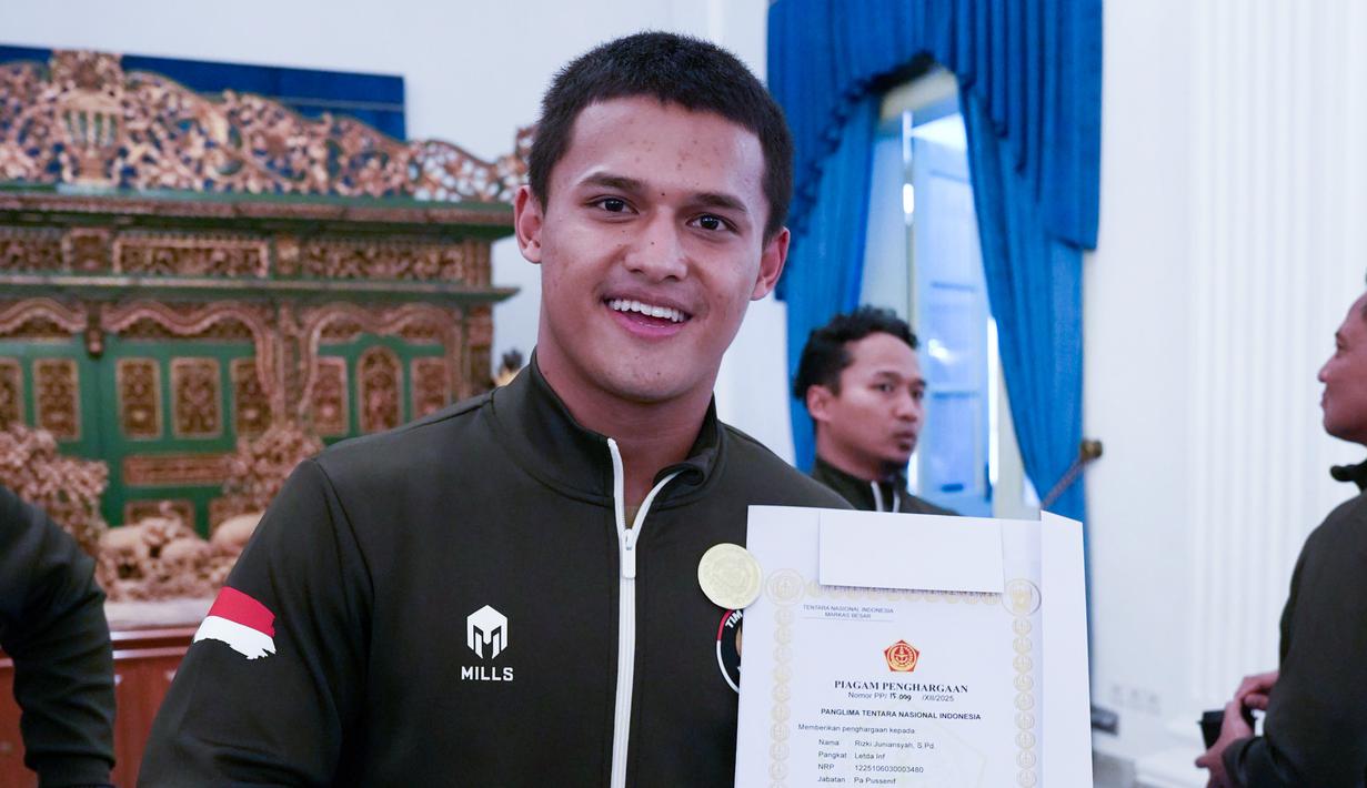Lifter Indonesia Rizki Juniansyah resmi naik pangkat, dari letnan dua menjadi kapten TNI Angkatan Laut (AL) karena berprestasi di SEA Games 2025. (Foto: Muchlis Jr - BPMI Sekretariat Presiden)