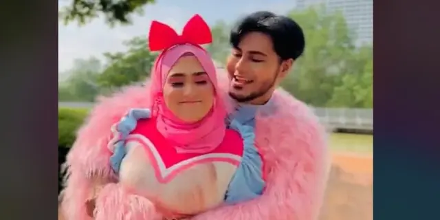 Viral Pasutri Malaysia Pakai Baju Lebaran Bertema Barbie, Sang Suami Disebut Mirip Ivan Gunawan