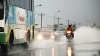 Hujan dan genangan air di jalanan.