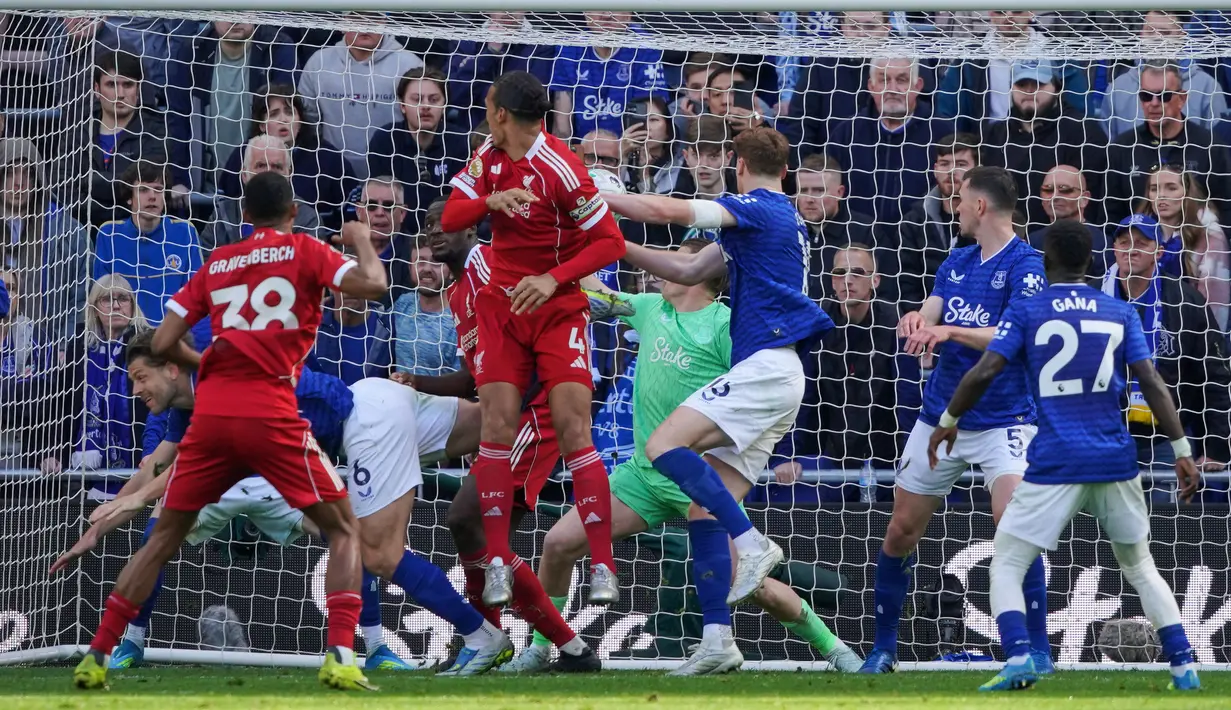 Gol kemenangan Liverpool akhirnya tercipta melalui Virgil Van Dijk melalui skema tendangan sudut. Ia sukses menjebol gawang Jordan Pickford melalui sundulannya. (AP Photo/Ian Hodgson)