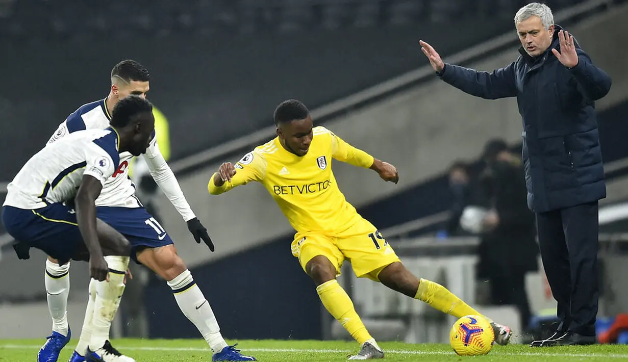 Pemain Fulham Ademola Lookman (tengah) mengontrol bola saat menghadapi pemain Tottenham Hotspur pada pertandingan Liga Inggris di Stadion Tottenham Hotspur, London, Inggris, Rabu (13/1/2021). Pertandingan berakhir dengan skor 1-1. (Glyn Kirk/Pool via AP)