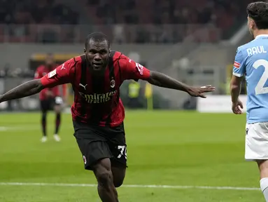Derby della Madonnina akan menjadi sajian panas di semifinal Copa Italia 2021/2022 usai AC Milan berhasil meraih kemenangan atas Lazio pada Kamis (10/2/2022) dini hari WIB. Sebelumnya rival sekota mereka, Inter Milan telah terlebih dahulu lolos dengan mengalahkan AS Roma. (AP/Antonio Calanni)