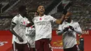 Pemain Arsenal Pierre-Emerick Aubameyang melakukan selebrasi usai mencetak gol ke gawang Manchester United pada pertandingan Liga Premier Inggris di Stadion Old Trafford, Manchester, Inggris, Minggu (1/11/2020). Arsenal menang 2-0. (Paul Ellis/Pool via AP)