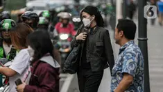 Warga menggunakan masker saat beraktivitas di kawasan Thamrin, Jakarta, Kamis (7/12/2023). (Liputan6.com/Faizal Fanani)