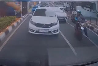 Detik-detik byd lindas driver ojol di kawasan blok-m. (tangkapan layar video).