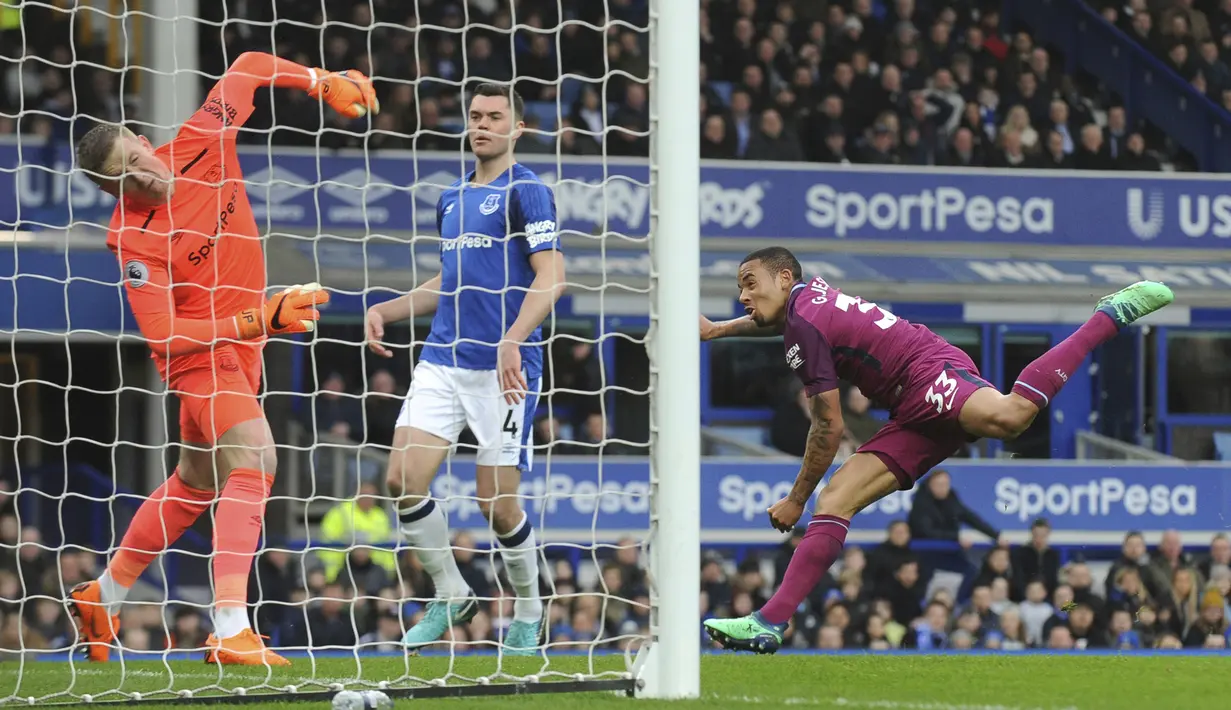 Pemain Manchester City, Gabriel Jesus (kanan) menambah keunggulan timnya pada menit ke-12’ lewat sundulan mematikan pada lanjutan Premier League di Goodison Park, Liverpool, (31/3/2018). Manchester City menang 3-1. (AP/Rui Vieira)