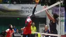 <p>Pemain timnas bola voli putri Indonesia, Hany Budiarti berusaha menyeberangkan bola yang berusaha diblok pemain Chinese Taipei, Wu Fang Yu pada laga semifinal Kejuaraan Bola Voli Putri AVC Challenge Cup 2023 di GOR Tri Dharma, Gresik, Jawa Timur, Sabtu (24/6/2023). Indonesia menang 3-2 atas Chinese Taipei (22-25, 26-24, 22-25, 25-20 dan 15-12) dan memastikan lolos ke babak final untuk menantang Vietnam. (Dok. PBVSI)</p>