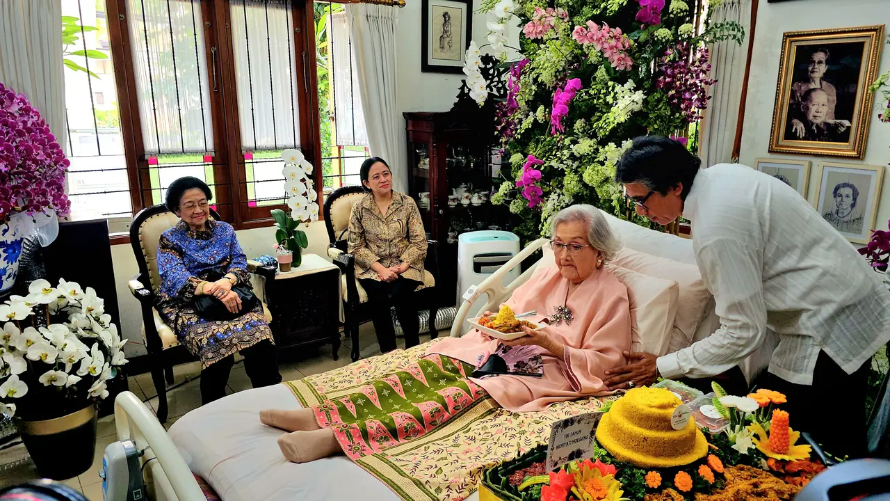 Presiden Kelima RI Megawati Soekarnoputri saat menghadiri perayaan ulang tahun ke-100 istri mantan Kapolri Jenderal (Purn) Hoegeng Iman Santoso, Meriyati Roeslani.