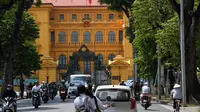 Suasana di depan istana kepresidenan Vietnam di Hanoi (21/9). Media pemerintah melaporkan Presiden Vietnam Tran Dai Quang meninggal pada 21 September di usia 61 tahun setelah mengalami setelah penyakit berkepanjangan dan serius. (AFP Photo/Nhac Nguyen)