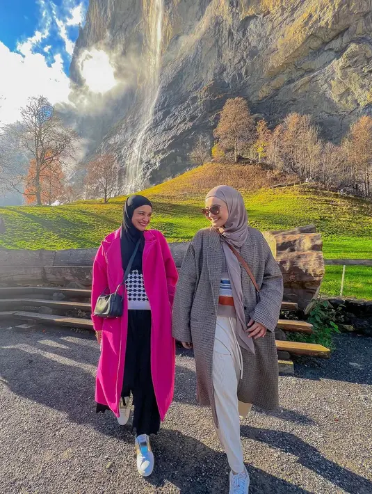 <p>Walaupun tidak dengan pakaian senada, keduanya tetap serempak dalam pilihan sepatu. Mereka sama-sama menggunakan sneakers putih. [Instagram/zaskiasungkar15]</p>