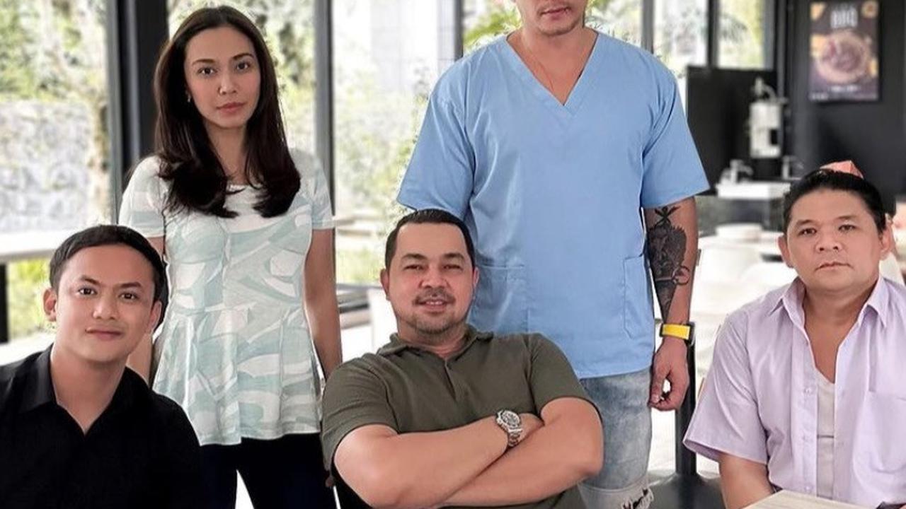 Sikap sopan Gibran membuat dirinya disukai para artis senior. Ia kedapatan pernah berfoto bersama Sultan Djorghi di sela-sela istirahat syuting.