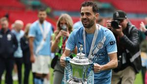 Bernardo Silva dari Manchester City memegang trofi juara setelah pertandingan final Piala FA Inggris antara Chelsea dan Manchester City di London, Sabtu, 16 Mei 2026. (AP Photo/Richard Pelham)