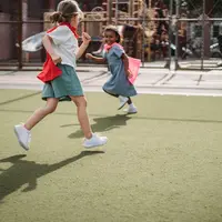 Tidak hanya model yang menawan, para orang tua juga mementingkan sepatu sekolah yang nyaman dan daya tahan kuat.