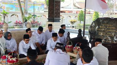 Muhaimin bersama sejumlah elit PKB ziarah ke makam Bung Karno di Kota Blitar. (Istimewa).