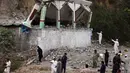 Masjid itu runtuh karena dampak ledakan, kata Khan. (AP Photo/Muhammad Sajjad)