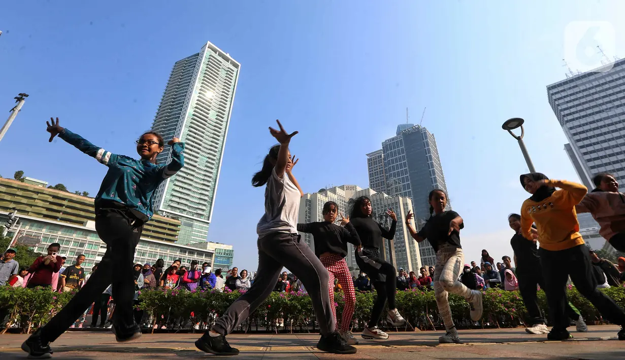 <p>Anak-anak latihan menari saat hari bebas berkendara (Car Free Day) di kawasan Bundaran HI, Jakarta, Minggu (6/8/2023). (Liputan6.com/Angga Yuniar)</p>
