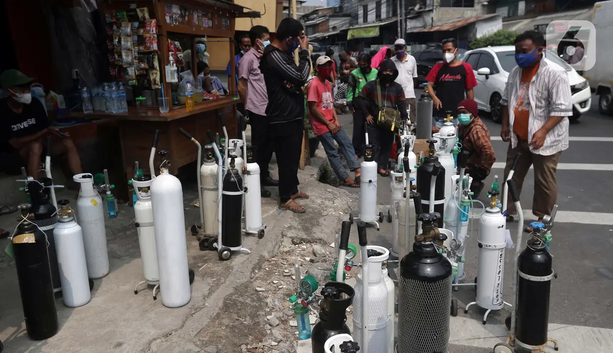 Antrean warga bersama tabung oksigen medis di sekitar kios pengisian ulang Medical Oxygen di Jalan Minangkabau Timur, Jakarta, Senin (5/7/2021). Permintaan kebutuhan oksigen medis kian meningkat seiring naiknya kasus orang terkonfirmasi positif COVID-19. (Liputan6.com/Helmi Fithriansyah)