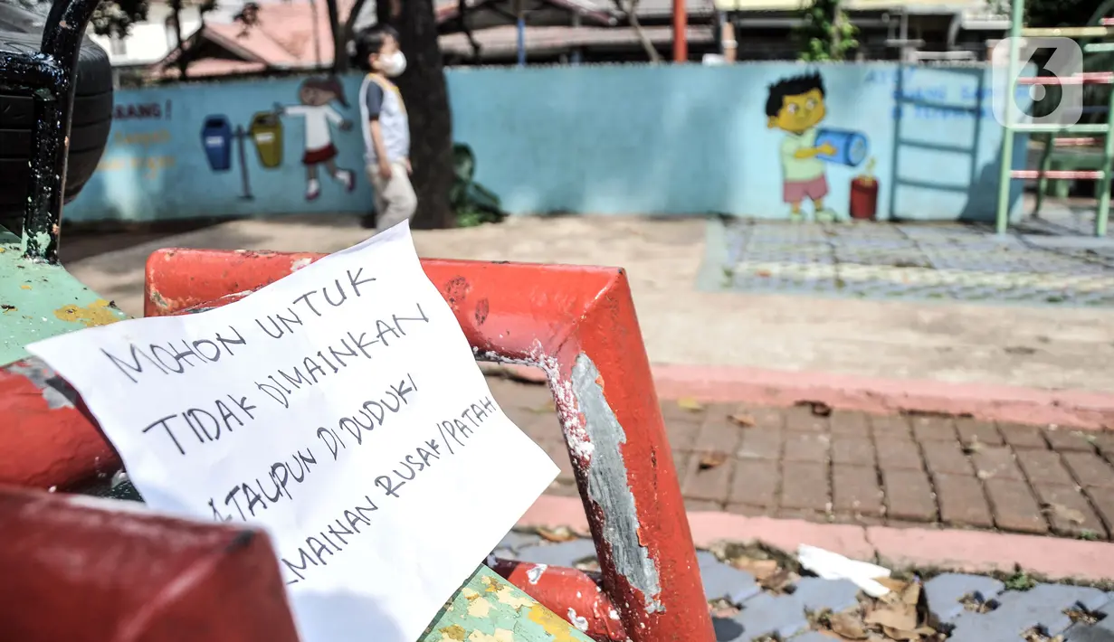 Kondisi fasilitas yang rusak di Ruang Publik Terpadu Ramah Anak (RPTRA) Manggis, Kelurahan Kemanggisan, Kecamatan Palmerah, Jakarta Barat, Senin (31/10/2022). Minimnya pengawasan oleh pihak terkait menyebabkan kondisi sejumlah wahana bermain di RPTRA Manggis yang dibangun era Gubernur DKI Jakarta Basuki Tjahaja Purnama alias Ahok itu kini dalam kondisi rusak dan tak terawat. (merdeka.com/Iqbal S. Nugroho)
